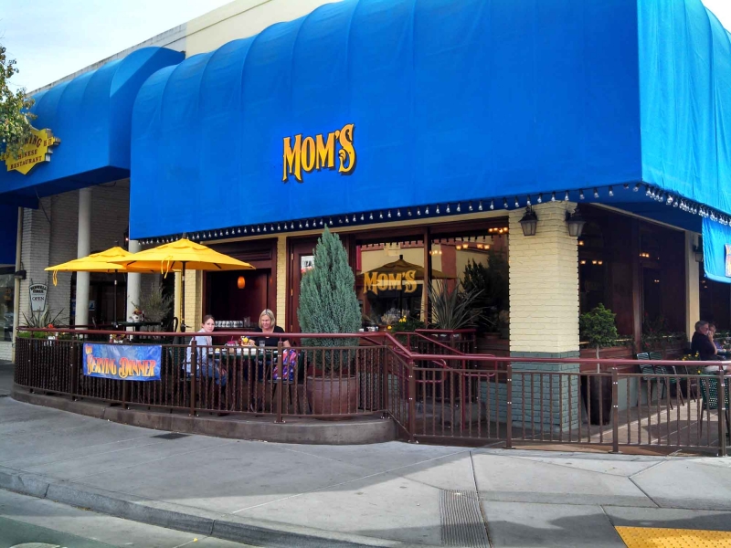 Moms Restaurant 3 800x600 